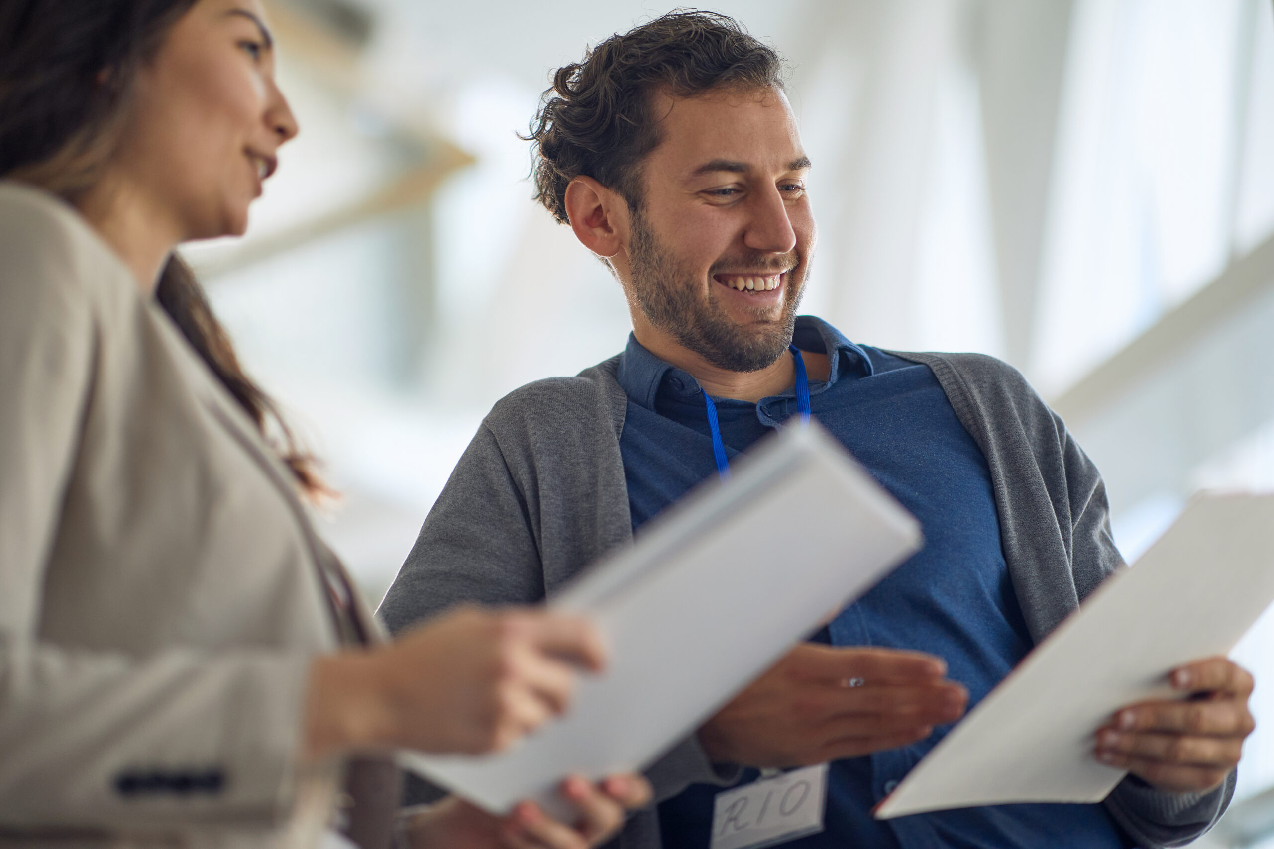 Deux adultes en train de réfléchir aux fondamentaux de leur communication